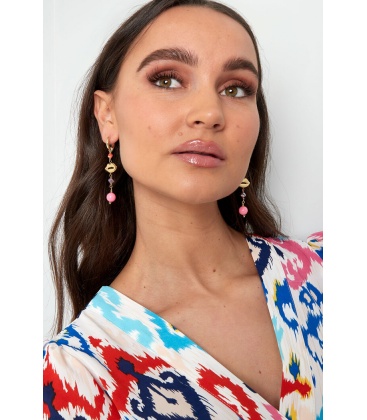 Goudkleurige oorhangers met blauwe glas kralen en lippen bedel