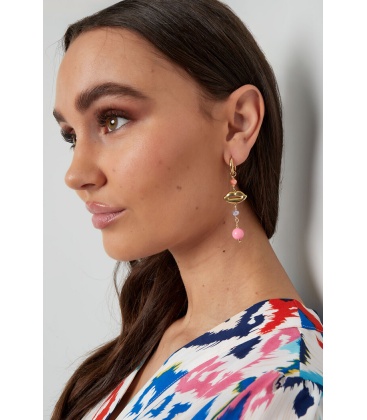 Goudkleurige oorhangers met blauwe glas kralen en lippen bedel