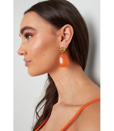 Groene oorhangers met een goudkleurig oor stukje