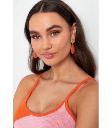 Oranje oorhangers met een goudkleurig oor stukje