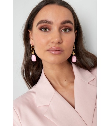 Goudkleurige oorhangers met als bedel een hartje en een roze steentje