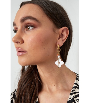 Goudkleurige oorhangers met een roze bloem en bedels