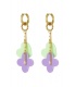 Goudkleurige oorhangers met een groen hart en een paarse bloem