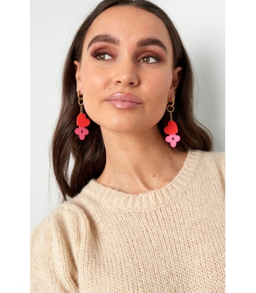 Goudkleurige oorhangers met een roze hart en een blauwe bloem