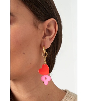 Goudkleurige oorhangers met een roze hart en een blauwe bloem