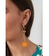 Goudkleurige oorhangers met hartje en een oranje smiley