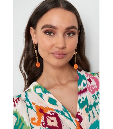 Goudkleurige oorhangers met hartje en een oranje smiley