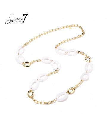 Witte lange hals met goudkleurige elementen