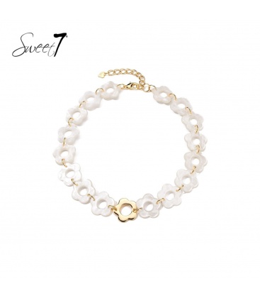 Creme korte halsketting met goudkleurige element