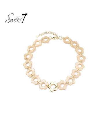 Beige korte halsketting met goudkleurige element