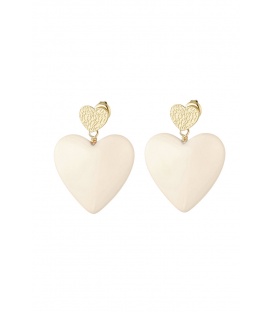 Beige harten oorhangers en een goudkleurig hartje