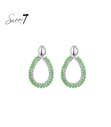 Zilverkleurige oorhangers met groene glas kraaltjes