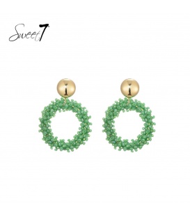 Groene glas kralen oorhangers met een goud kleurige oor stukje