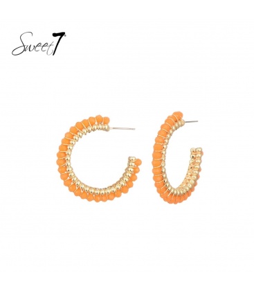 Goudkleurige oorringen met oranje glas kralen