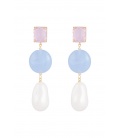 Blauw met roze oorhangers en een imitatie parel