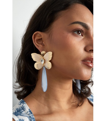Roze oorhangers met een goudkleurige vlinder