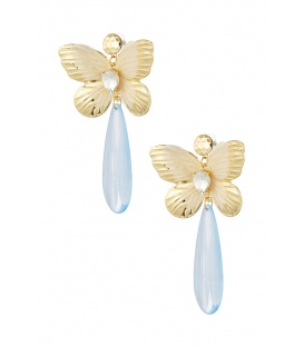 Licht blauwe oorhangers met een goudkleurige vlinder