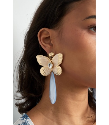 Licht blauwe oorhangers met een goudkleurige vlinder