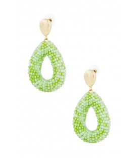 Groen gekleurde glas kralen oorhangers met een goudkleurig oor stukje