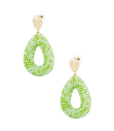 Groen gekleurde glas kralen oorhangers met een goudkleurig oor stukje