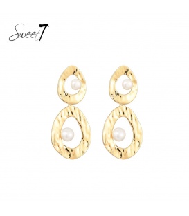 Goudkleurige oorhangers met schelpen parels