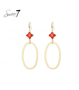 Goudkleurige oorhangers met een rood klavertje vier