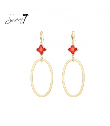 Goudkleurige oorhangers met een rood klavertje vier