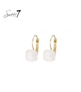 Goudkleurige oorhangers met een wit vierkant glas steentje