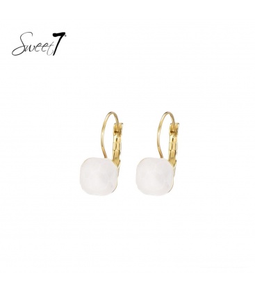 Goudkleurige oorhangers met een wit vierkant glas steentje