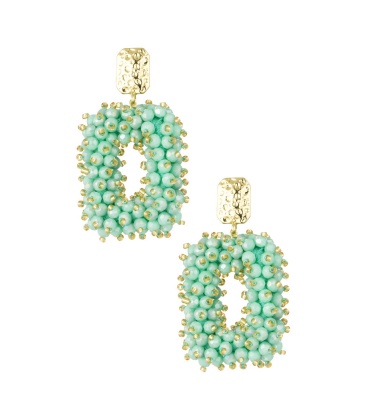Groene vierkante glas kralen oorhangers met een goudkleurig oor stukje
