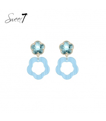 Blauwe oorhangers in de vorm van een bloem