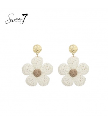 Stijlvolle witte bloemen oorhangers van raffia - Unieke fashion statement
