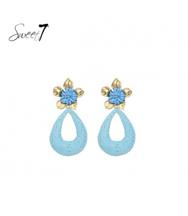Blauwe oorhangers van raffia met een bloemen detail