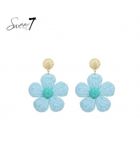 Trendy blauwe bloemen oorhangers van raffia - Handgemaakte statement sieraden