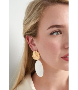 Witte schelpen oorhangers met een goudkleurige bloem als oor stukje
