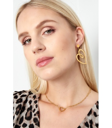 Goudkleurige harten oorhangers met een bewerkte rand