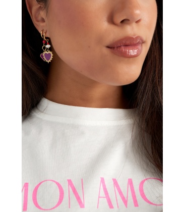 Goudkleurige oorhangers met een paars hartje en kralen