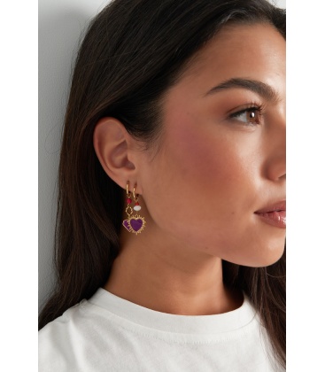 Goudkleurige oorhangers met een paars hartje en kralen