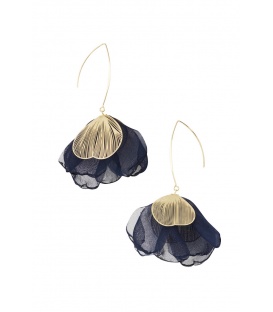 Donker blauwe oorhangers met stof en een goudkleurige element
