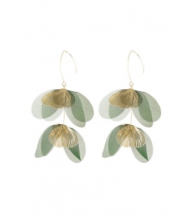 Groene oorhangers van stof en goudkleurige elementen