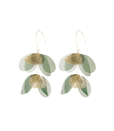 Groene oorhangers van stof en goudkleurige elementen