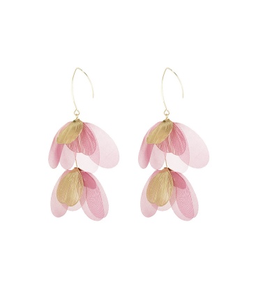 Roze oorhangers van stof met goudkleurige elementen