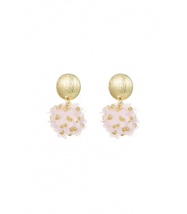 Licht roze oorhangers met kleine bloemetjes en goudkleurige details