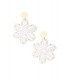 Witte bloemen oorhangers met goudkleurige kraaltjes en oor stukje