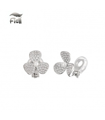 Trendy zilverkleurige oorclips in de vorm van een bloem