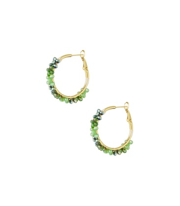 Goudkleurige oorringen met groene glas steentjes