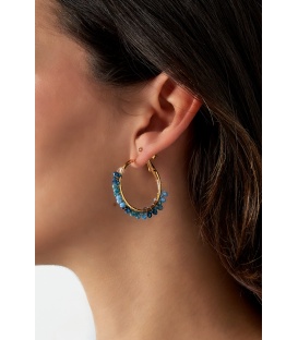 Goudkleurige oorringen met groene glas steentjes