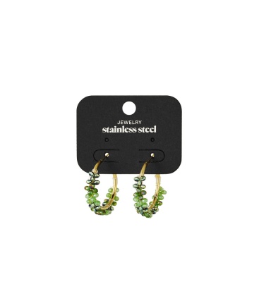Goudkleurige oorringen met groene glas steentjes