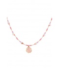Roze halsketting met glas kralen en een bloemen bedel