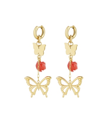 Goudkleurige oorhangers met vlinders en een rood roosje als bedel